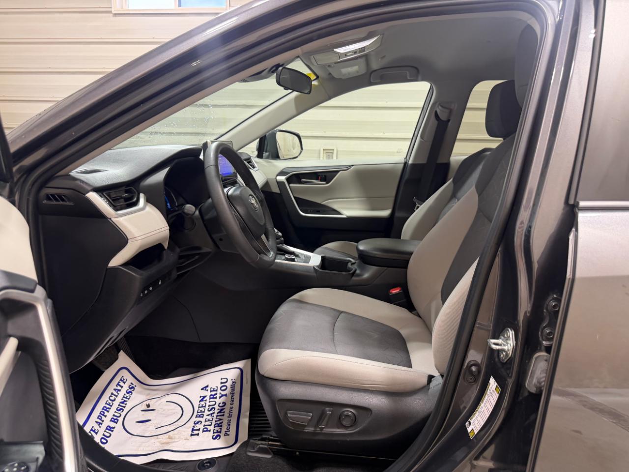 Toyota RAV4 Hybrid XLE AWD (Natl) 2024