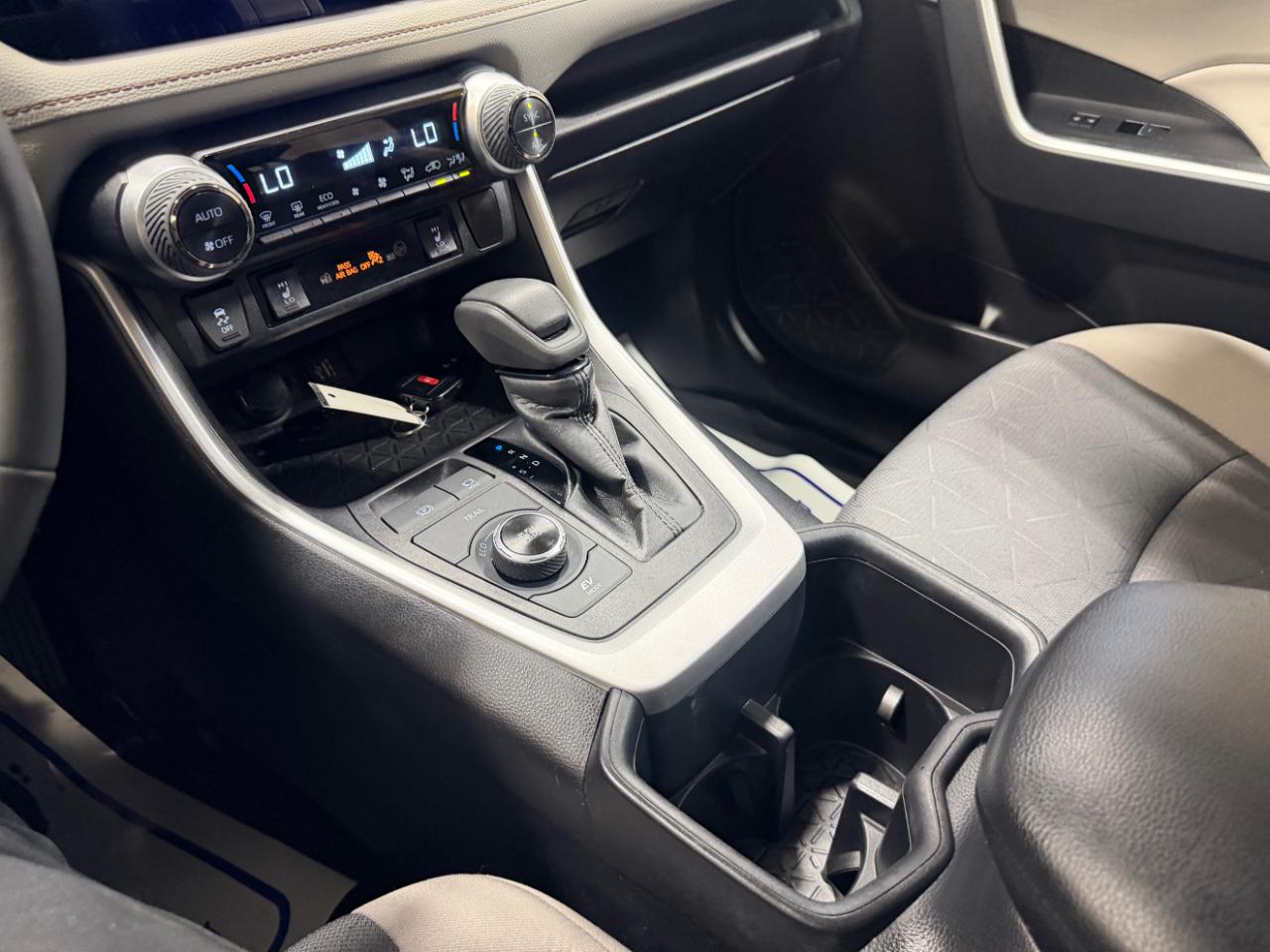 Toyota RAV4 Hybrid XLE AWD (Natl) 2024