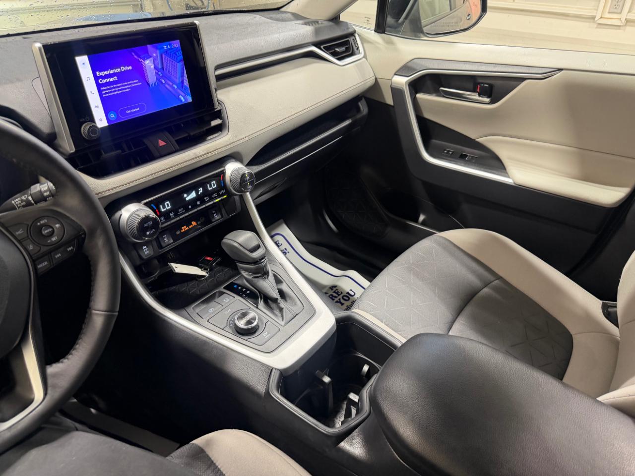 Toyota RAV4 Hybrid XLE AWD (Natl) 2024