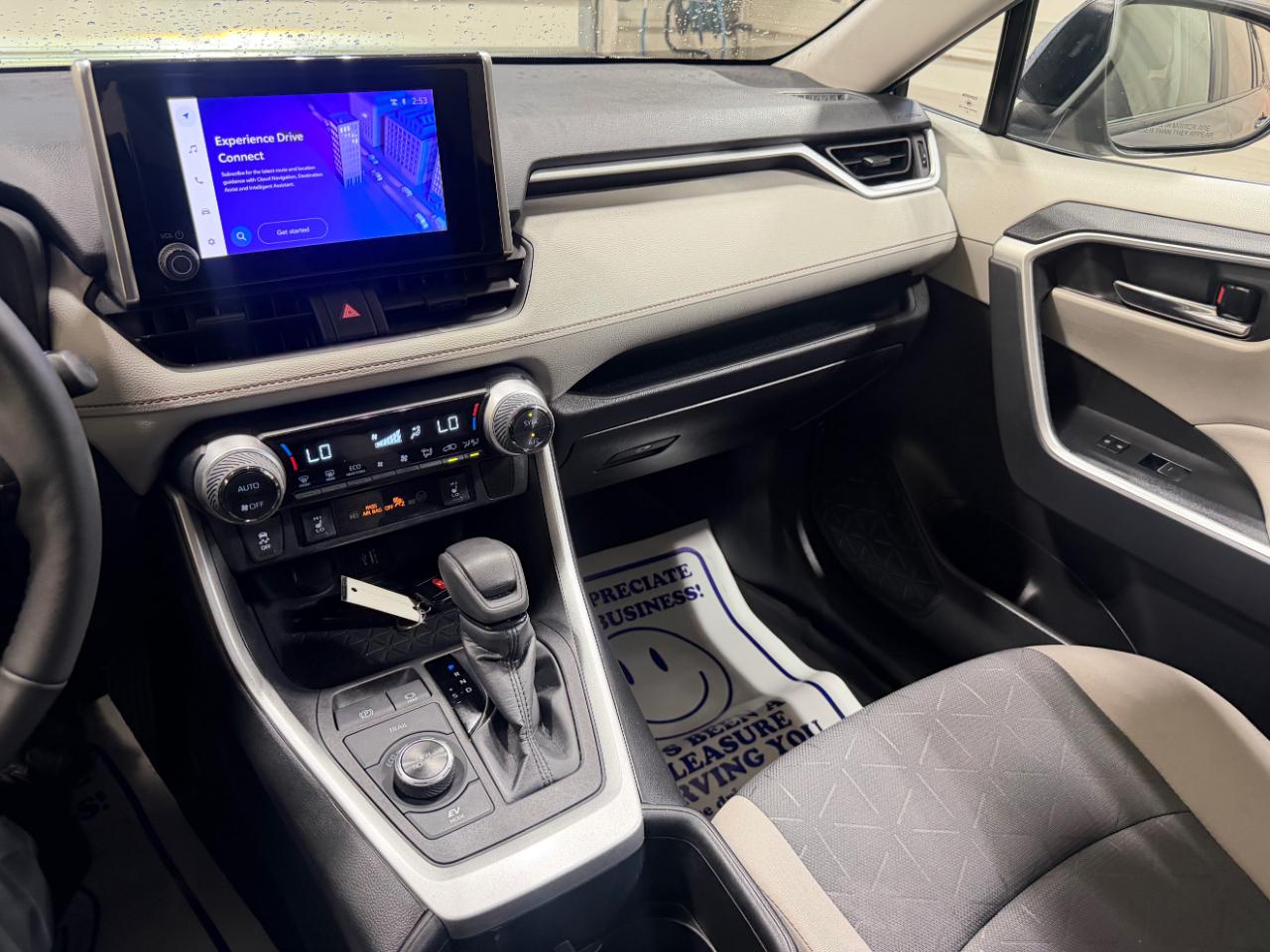 Toyota RAV4 Hybrid XLE AWD (Natl) 2024