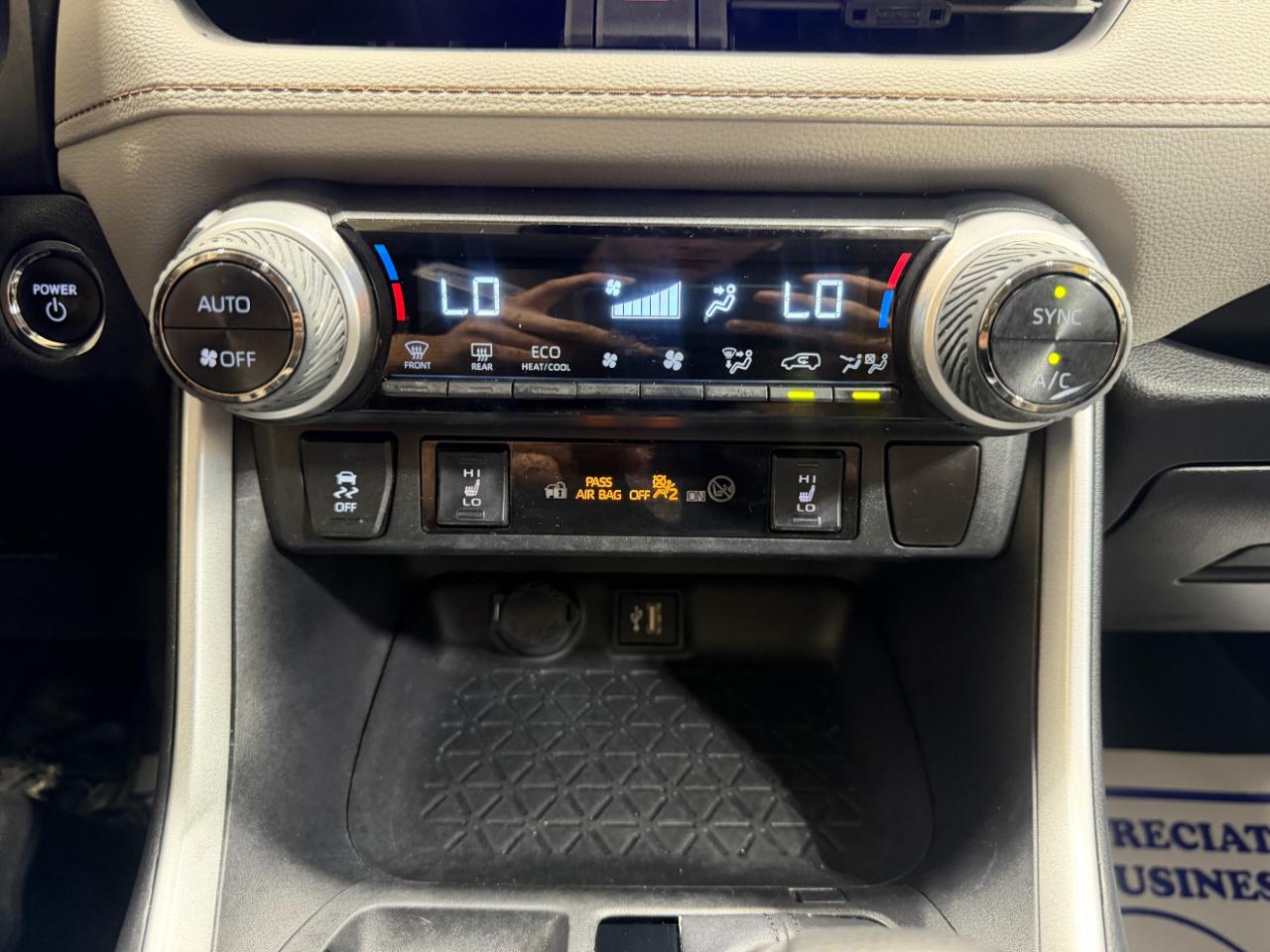 Toyota RAV4 Hybrid XLE AWD (Natl) 2024