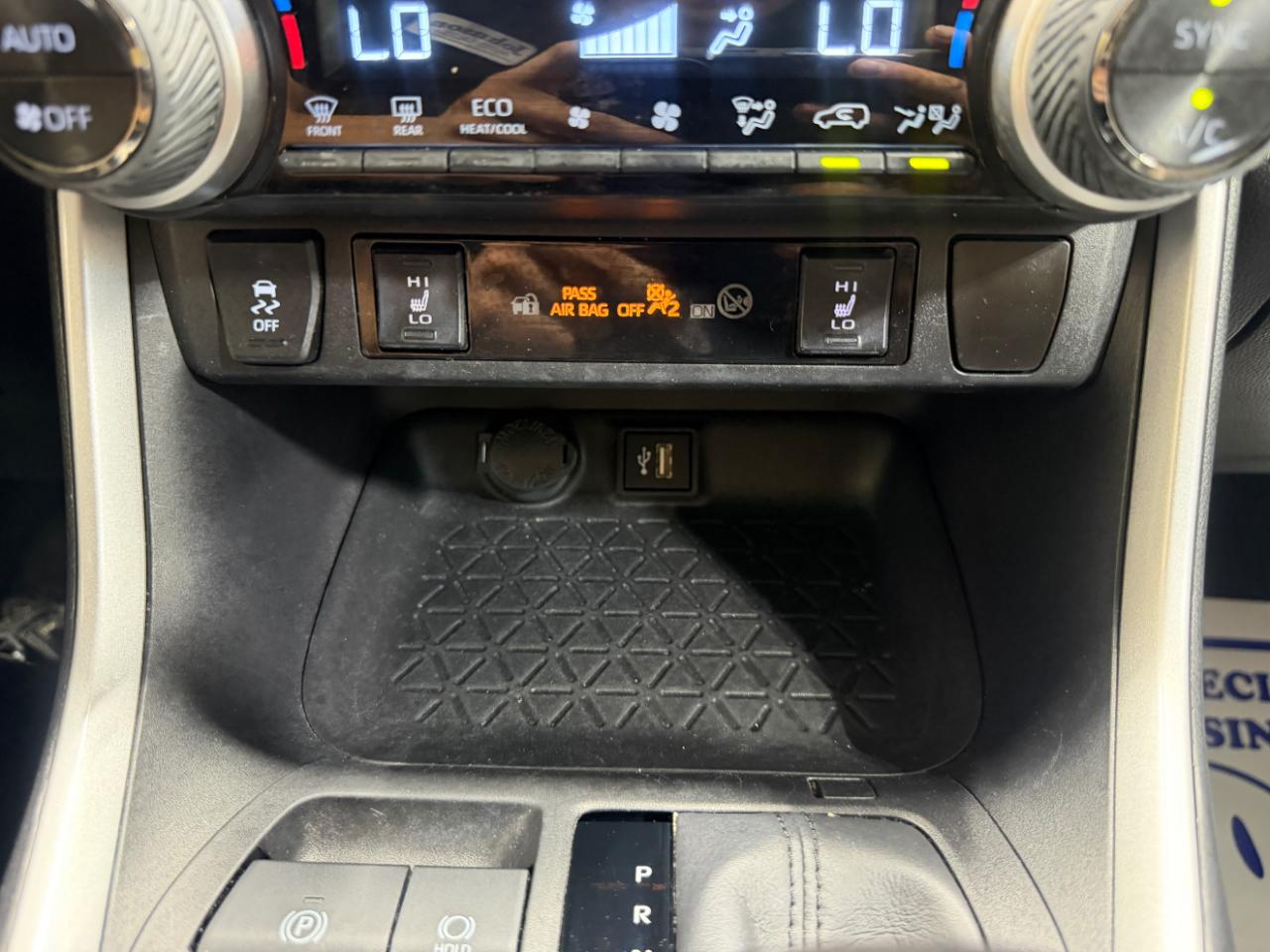 Toyota RAV4 Hybrid XLE AWD (Natl) 2024