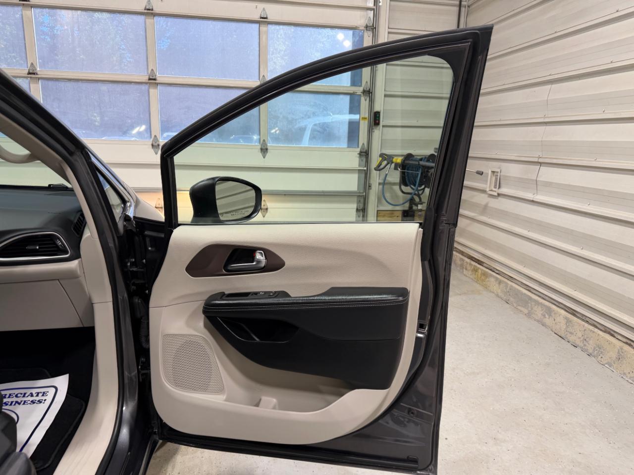Chrysler Voyager LX FWD 2023
