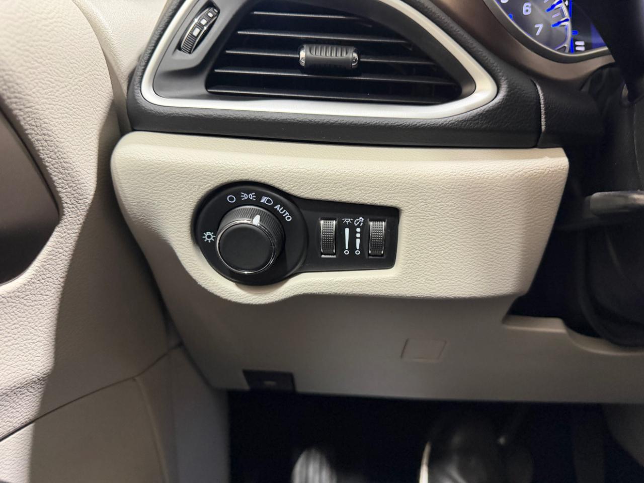 Chrysler Voyager LX FWD 2023