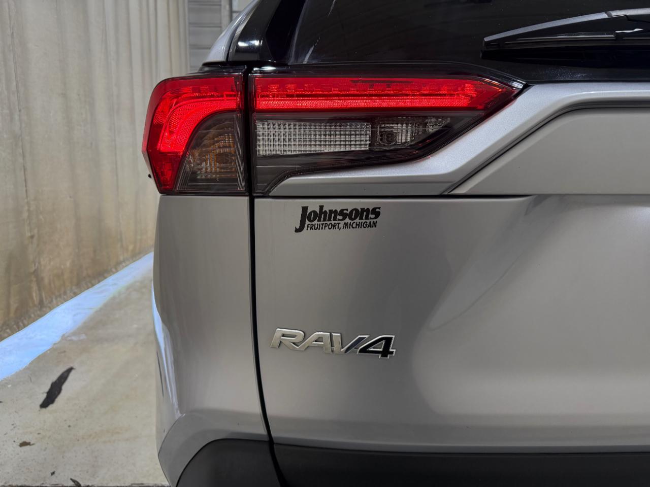 Toyota RAV4 Hybrid LE AWD (Natl) 2022