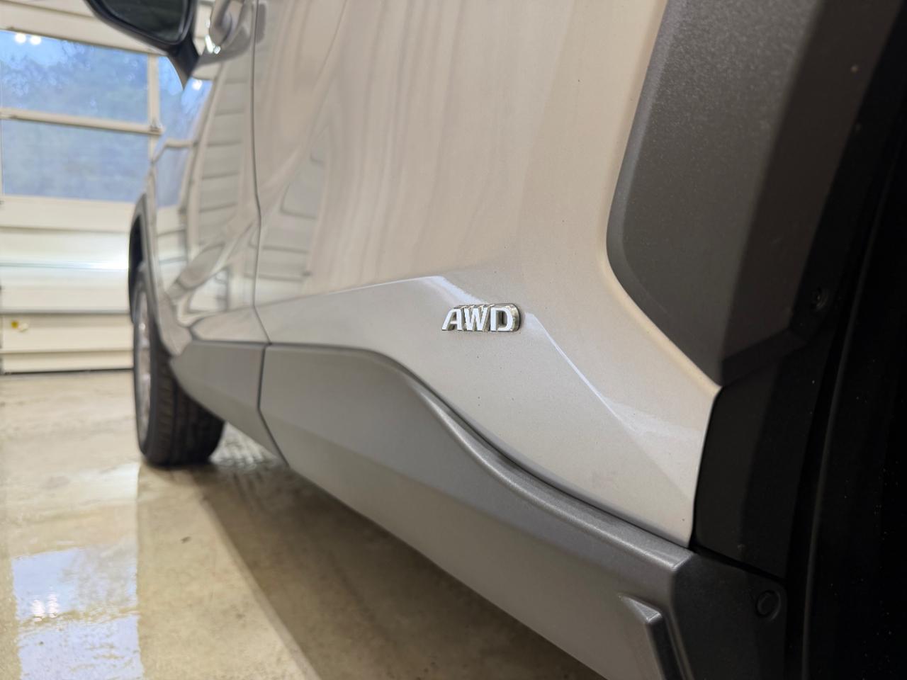Toyota RAV4 Hybrid LE AWD (Natl) 2022
