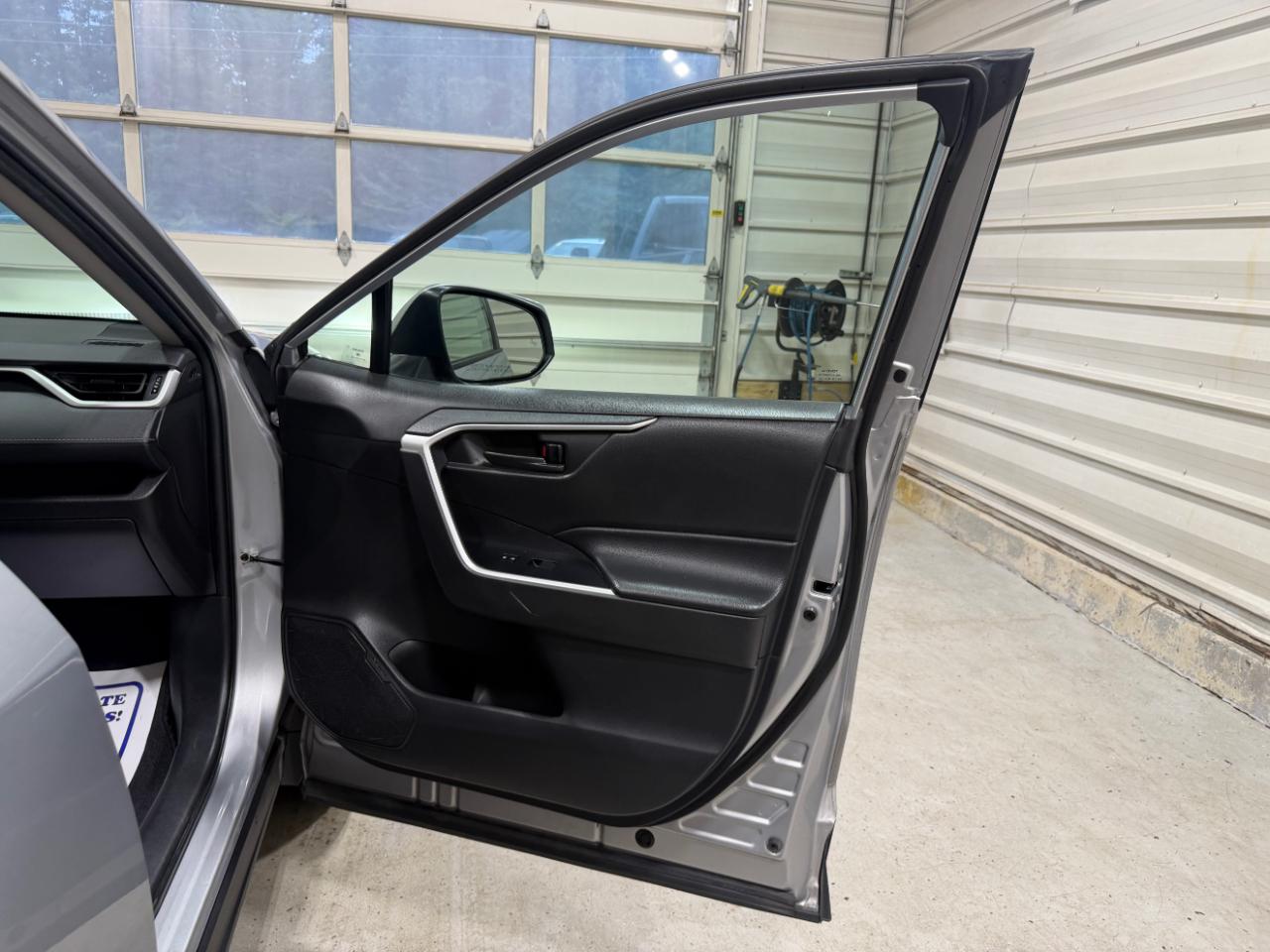 Toyota RAV4 Hybrid LE AWD (Natl) 2022
