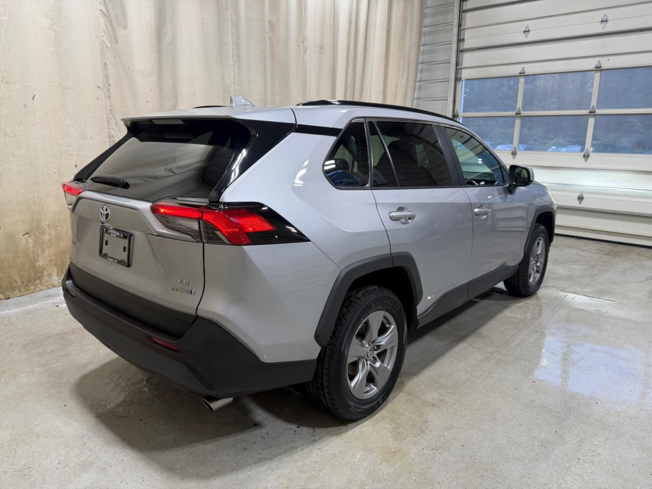 Toyota RAV4 Hybrid LE AWD (Natl) 2022