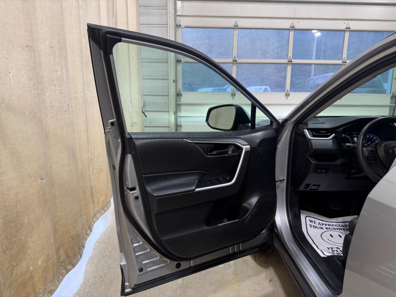 Toyota RAV4 Hybrid LE AWD (Natl) 2022