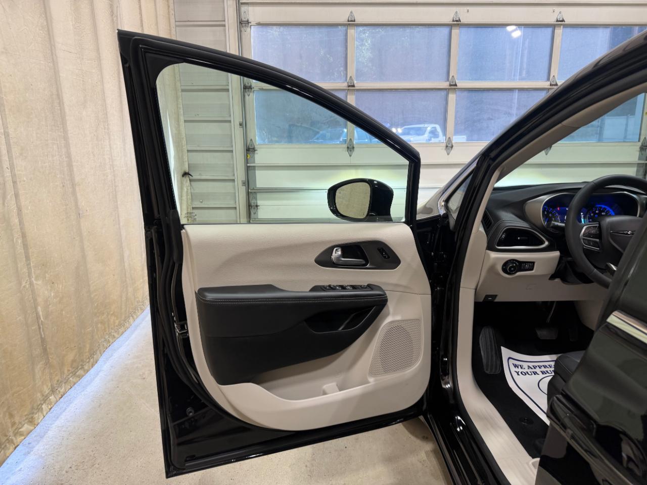 Chrysler Pacifica Touring L AWD 2024