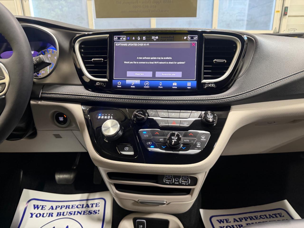 Chrysler Pacifica Touring L AWD 2024