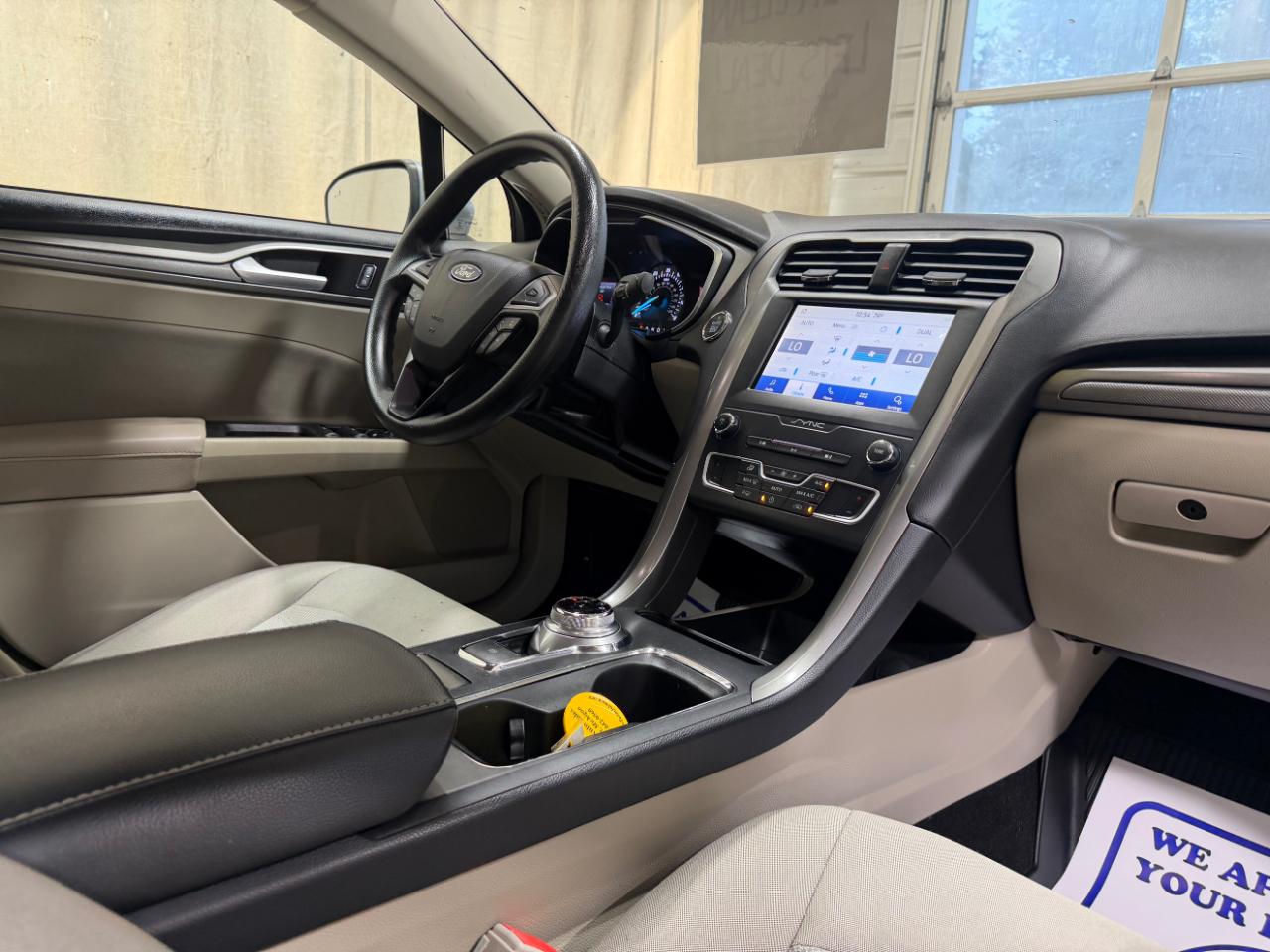 Ford Fusion SE FWD 2020