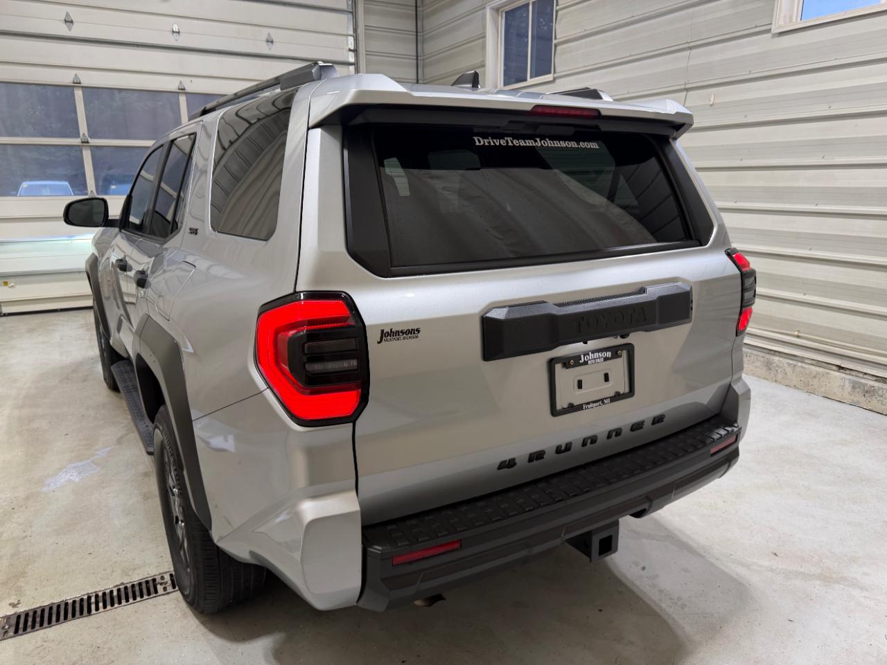 Toyota 4Runner SR5 4WD (Natl) 2025