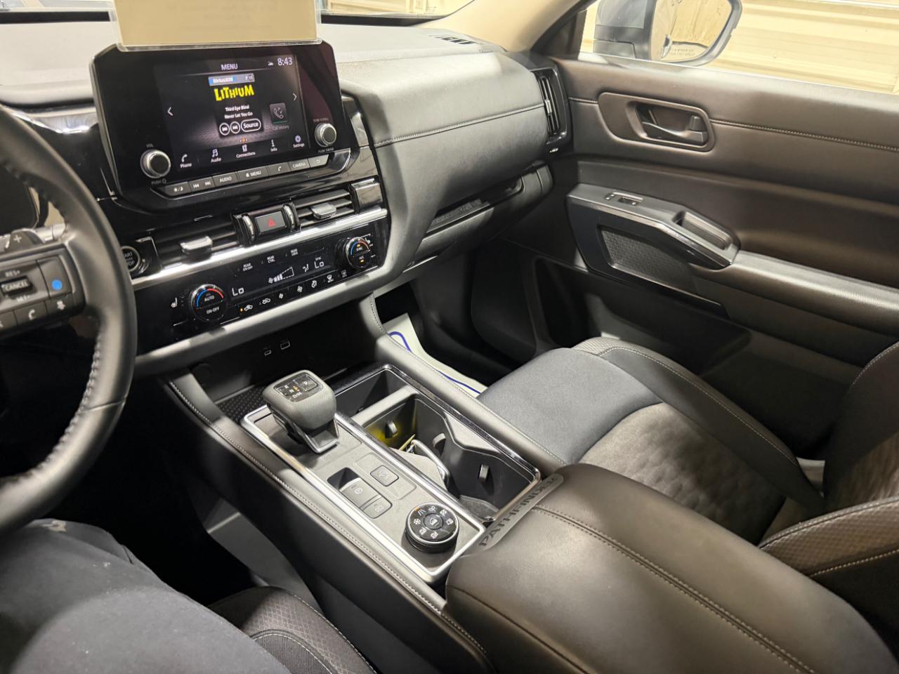 Nissan Pathfinder SV 4WD 2024