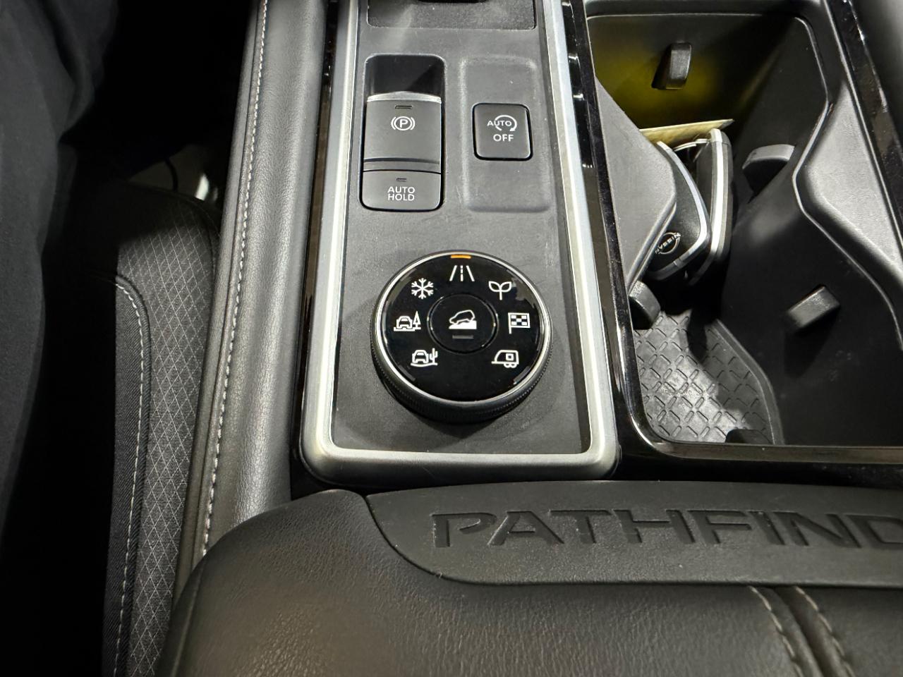 Nissan Pathfinder SV 4WD 2024