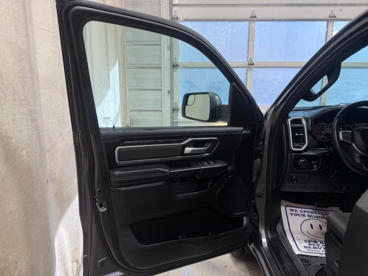 RAM 1500 Big Horn 4x4 Crew Cab 5'7" Box 2023
