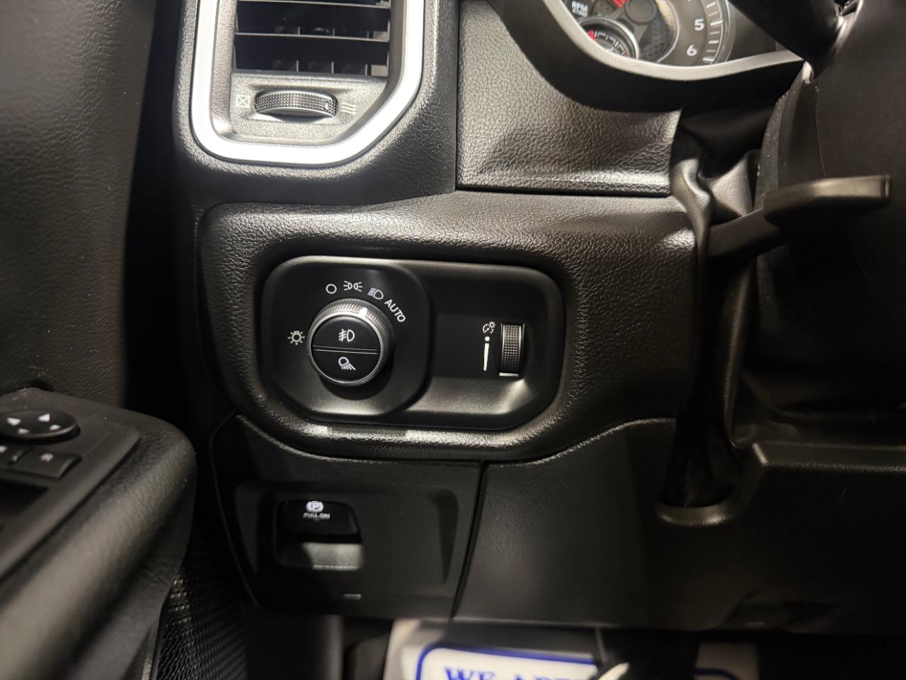 RAM 1500 Big Horn 4x4 Crew Cab 5'7" Box 2023