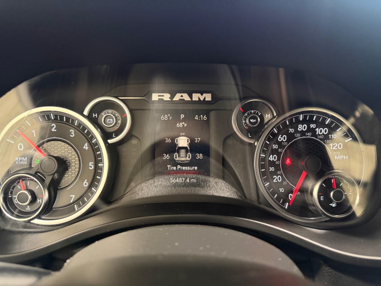 RAM 1500 Big Horn 4x4 Crew Cab 5'7" Box 2023