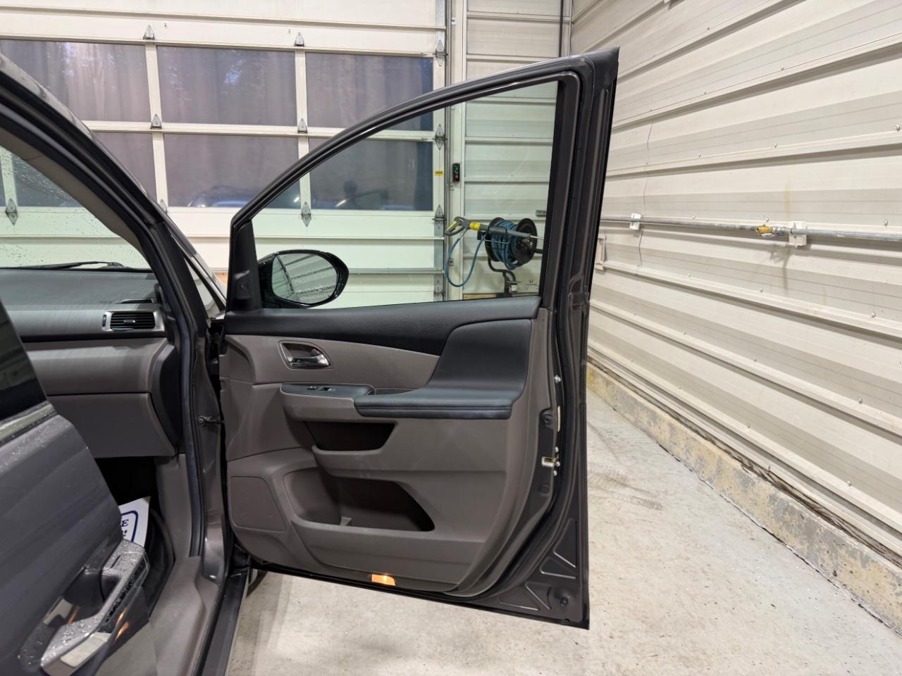 Honda Odyssey Touring w/ Nav System and DVD 2014