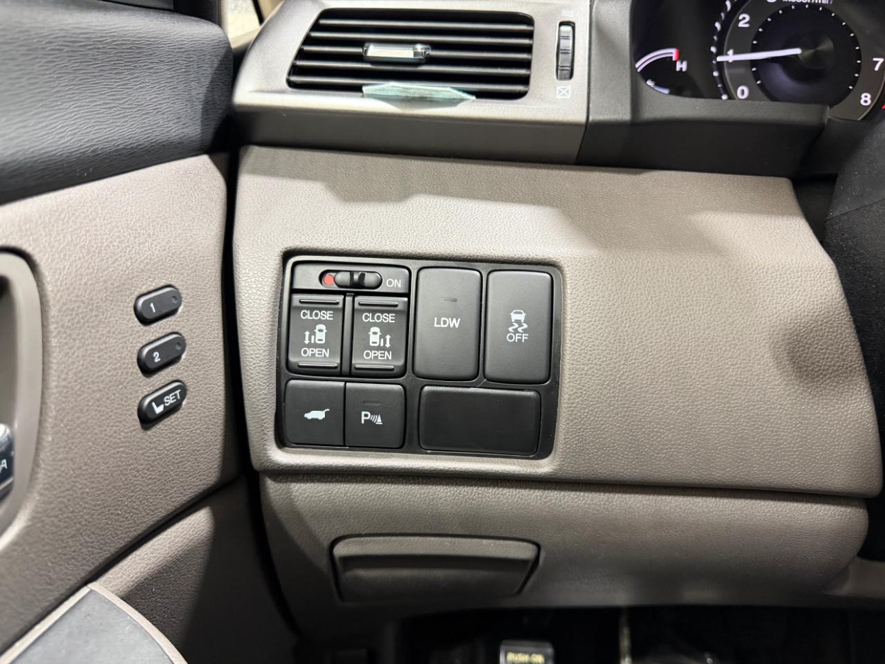 Honda Odyssey Touring w/ Nav System and DVD 2014