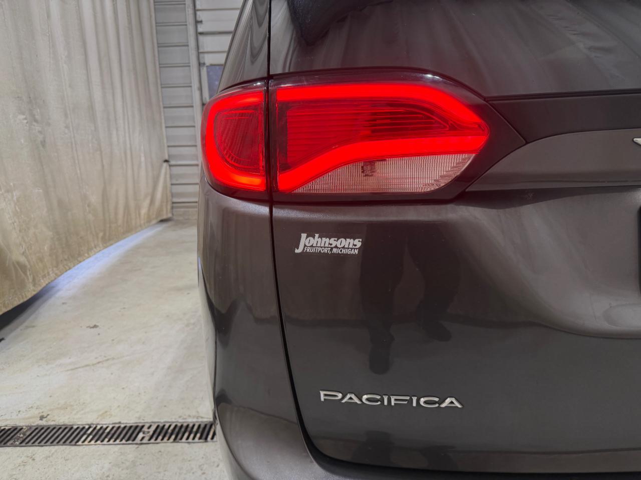 Chrysler Pacifica Touring FWD 2020