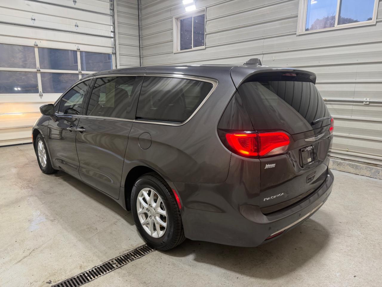 Chrysler Pacifica Touring FWD 2020
