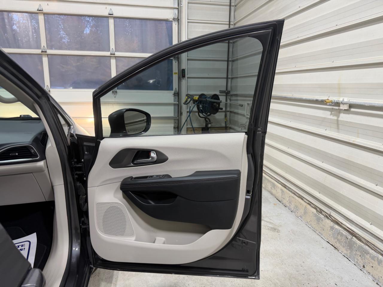 Chrysler Pacifica Touring FWD 2020