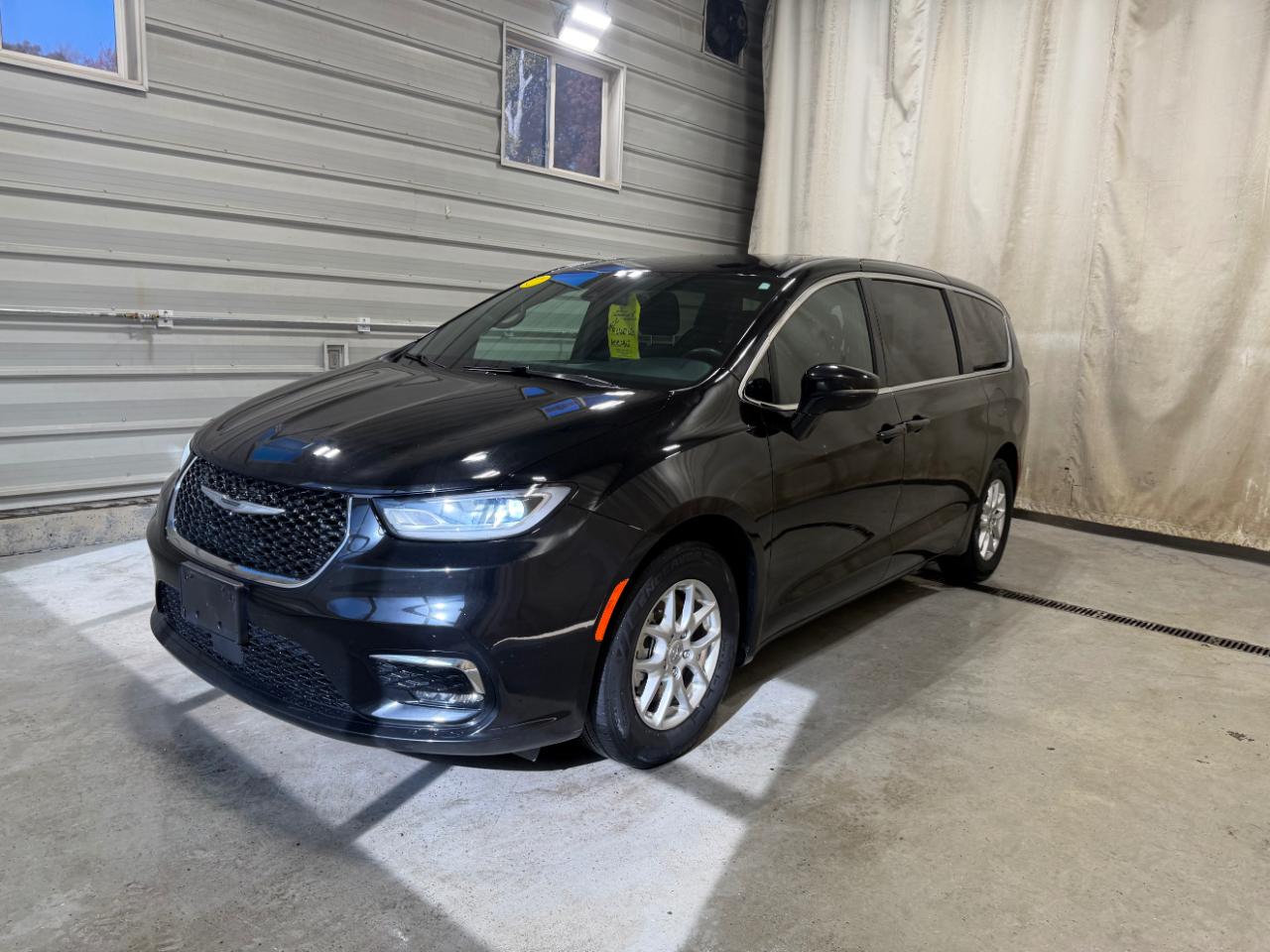 Chrysler Pacifica Touring FWD 2024