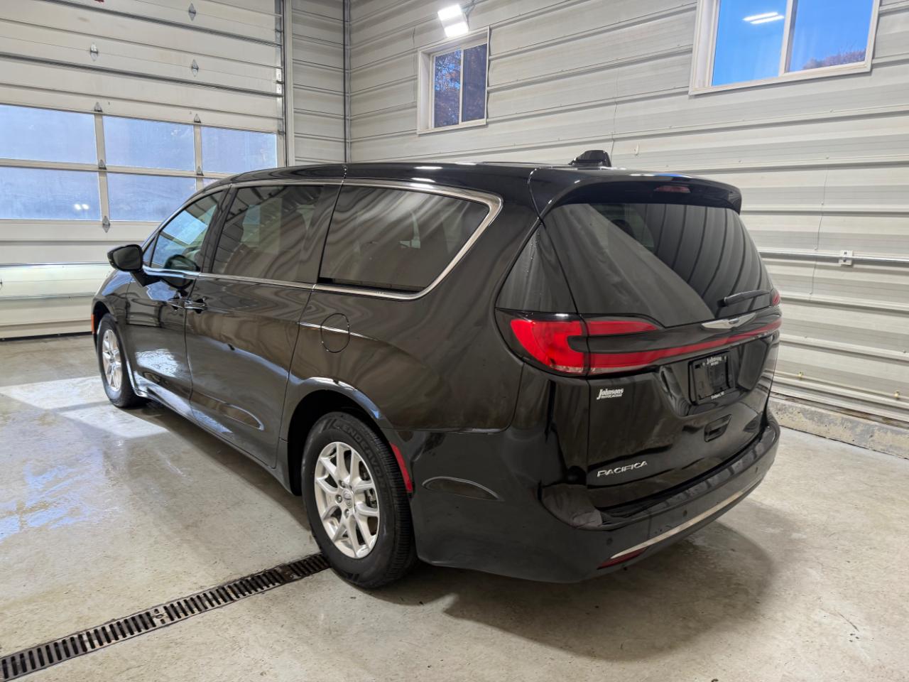 Chrysler Pacifica Touring FWD 2024