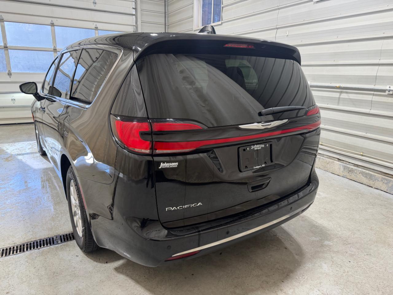 Chrysler Pacifica Touring FWD 2024