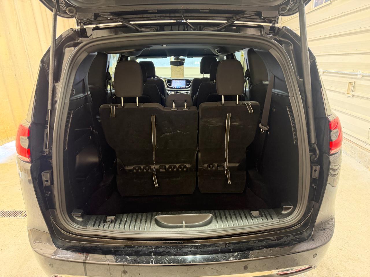 Chrysler Pacifica Touring FWD 2024
