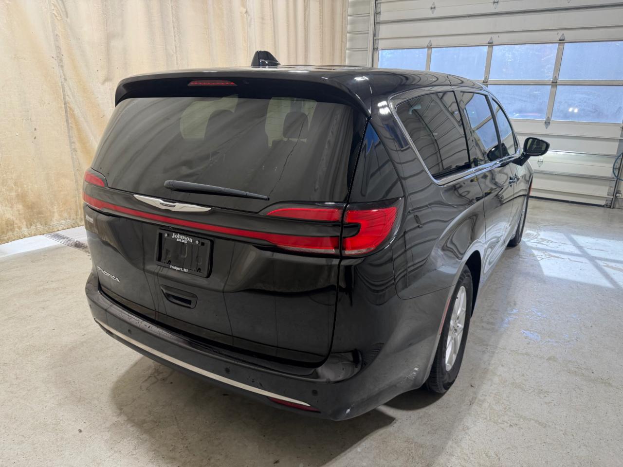 Chrysler Pacifica Touring FWD 2024