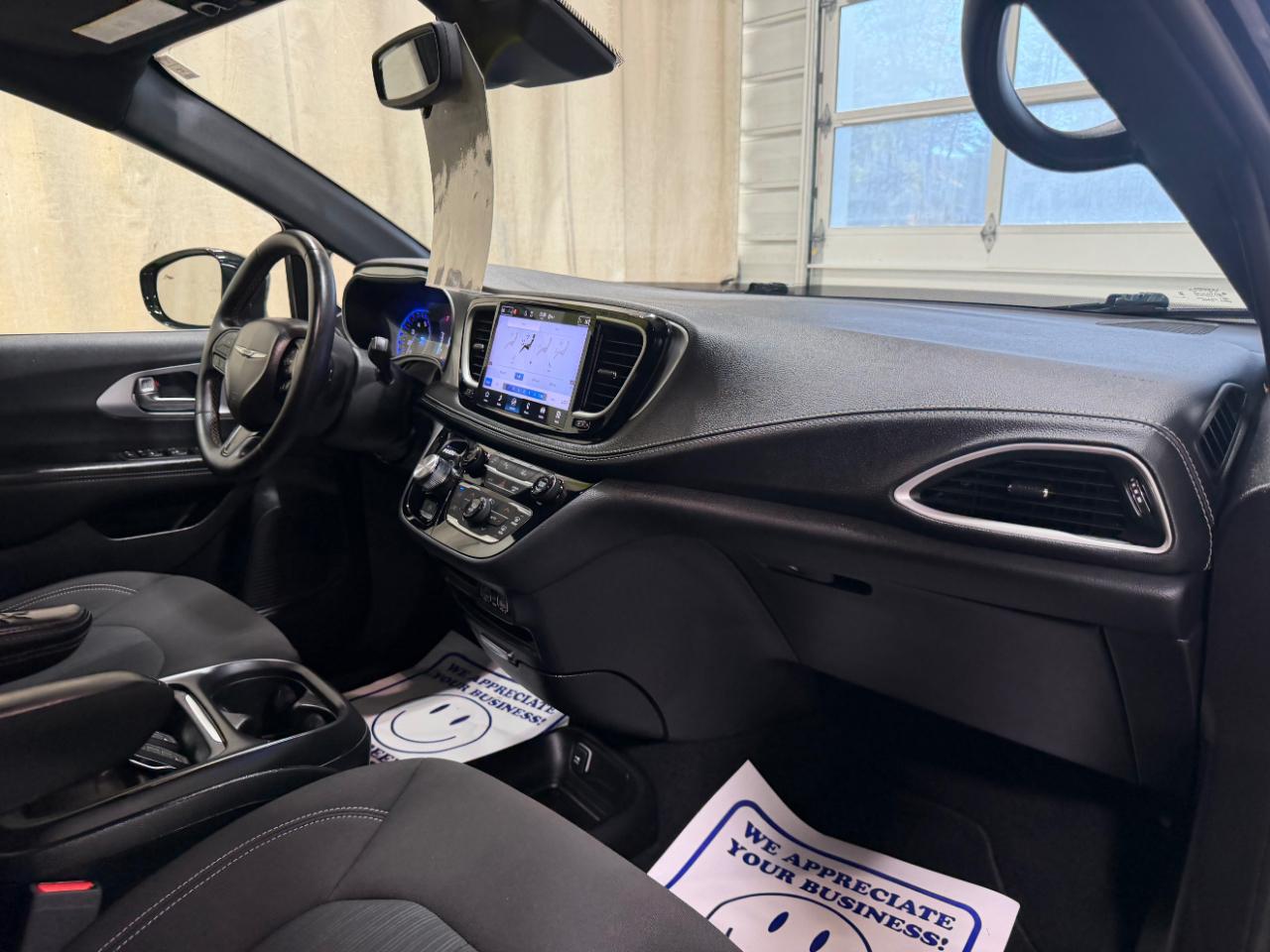 Chrysler Pacifica Touring FWD 2024