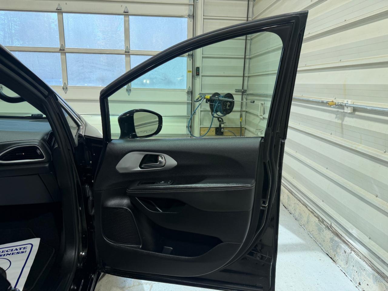 Chrysler Pacifica Touring FWD 2024