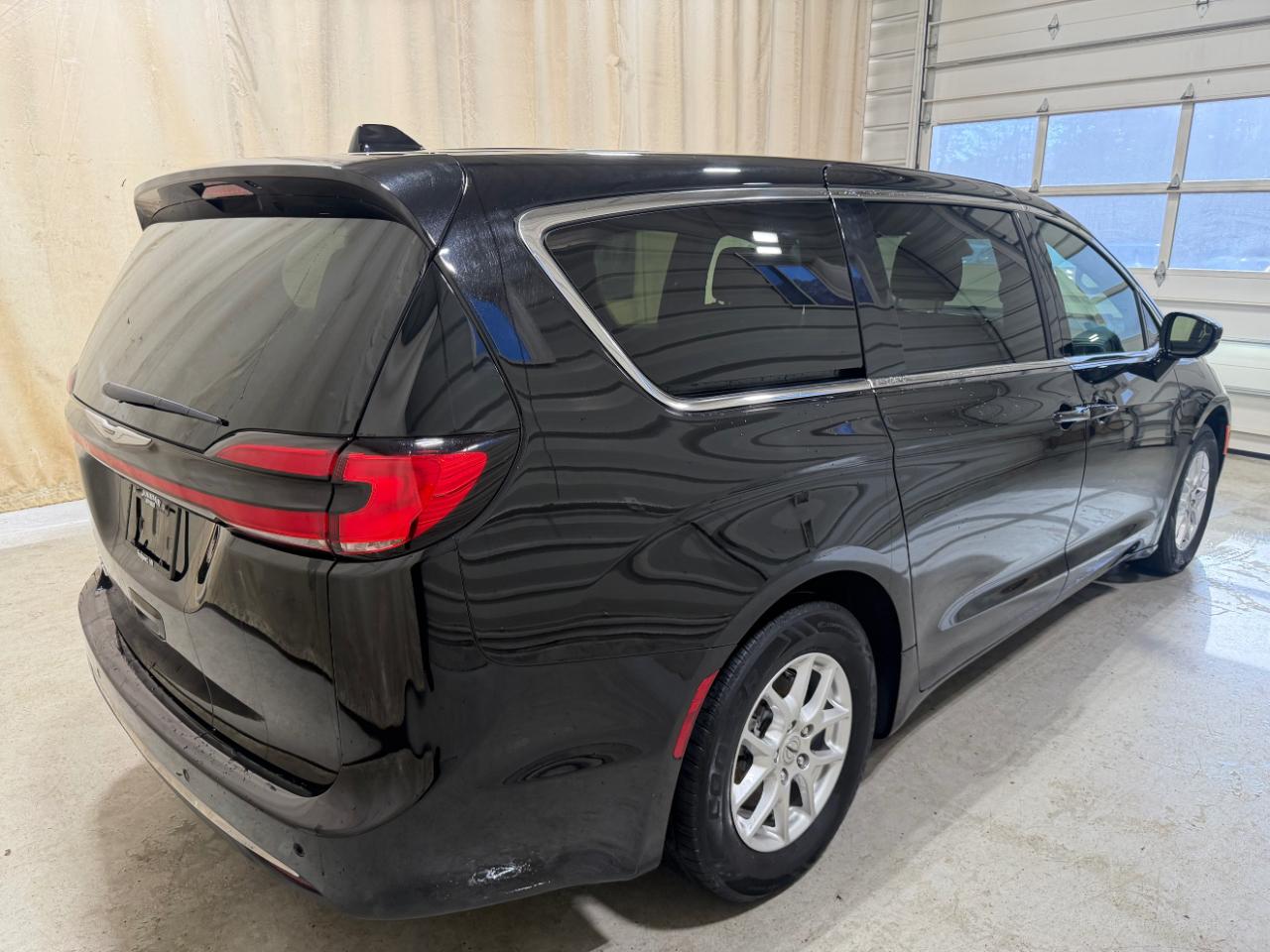 Chrysler Pacifica Touring FWD 2024