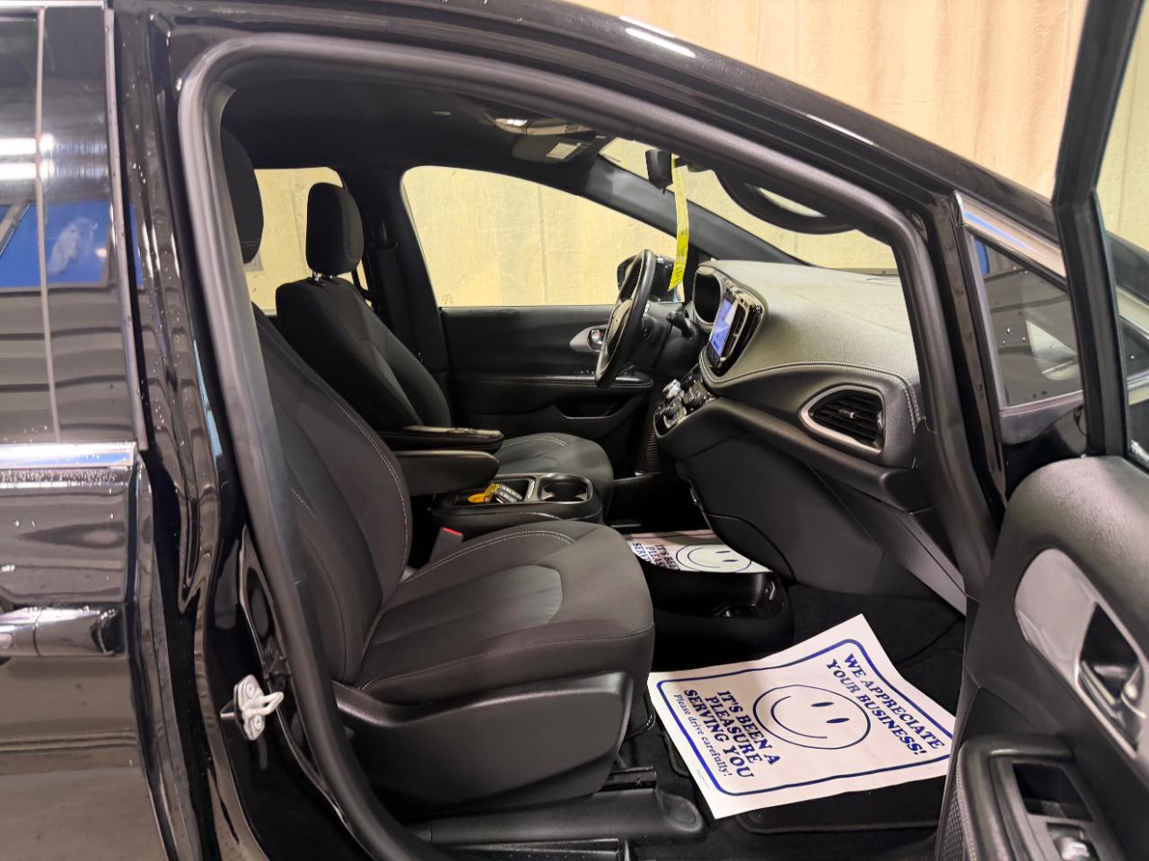 Chrysler Pacifica Touring FWD 2024