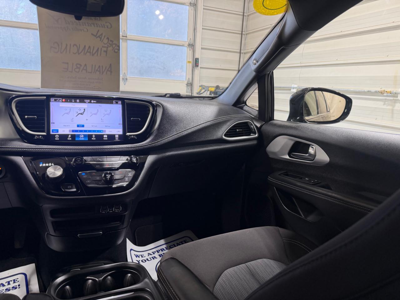 Chrysler Pacifica Touring FWD 2024