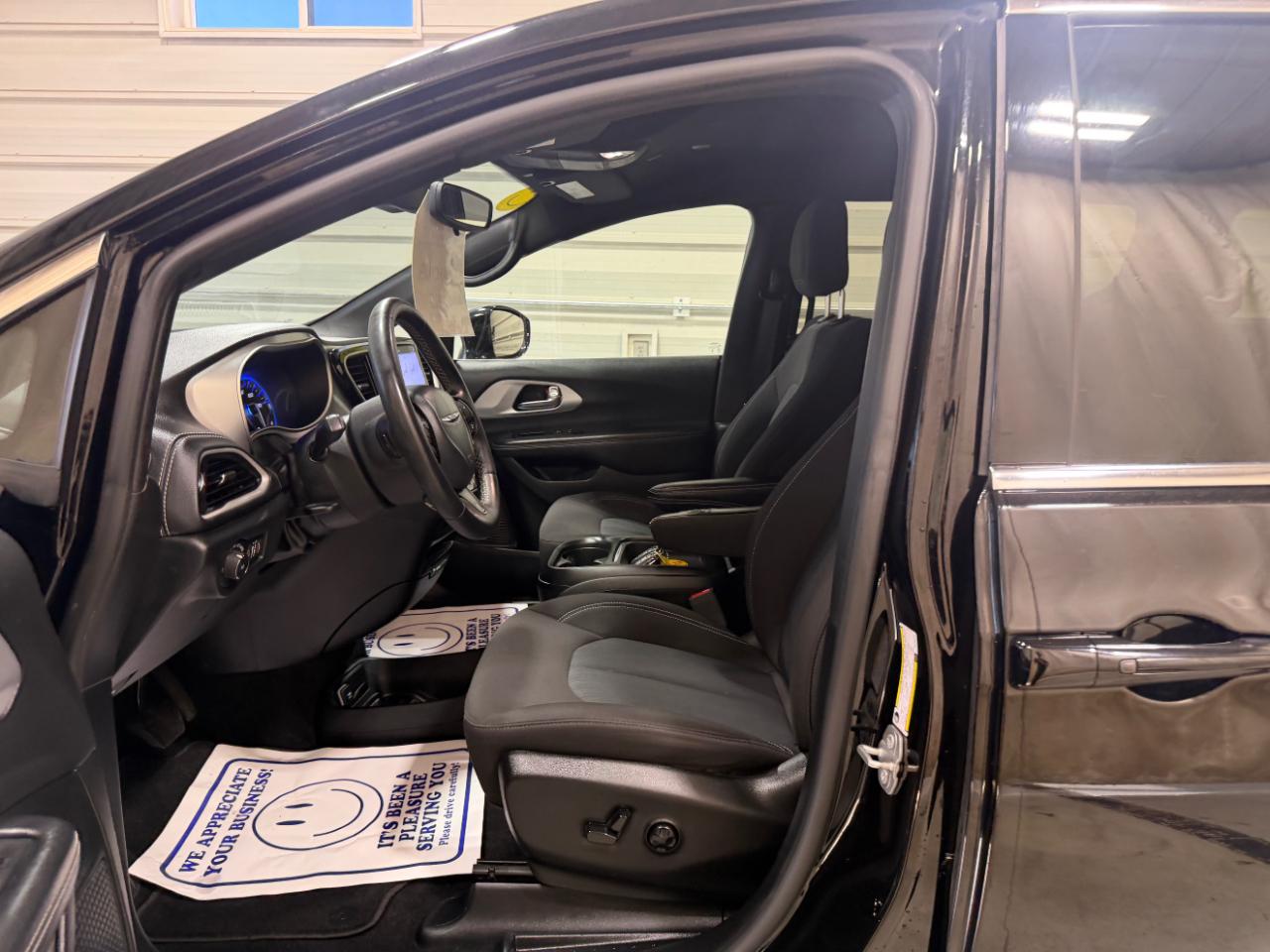 Chrysler Pacifica Touring FWD 2024