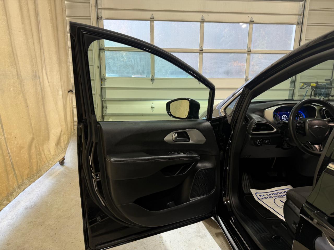 Chrysler Pacifica Touring FWD 2024