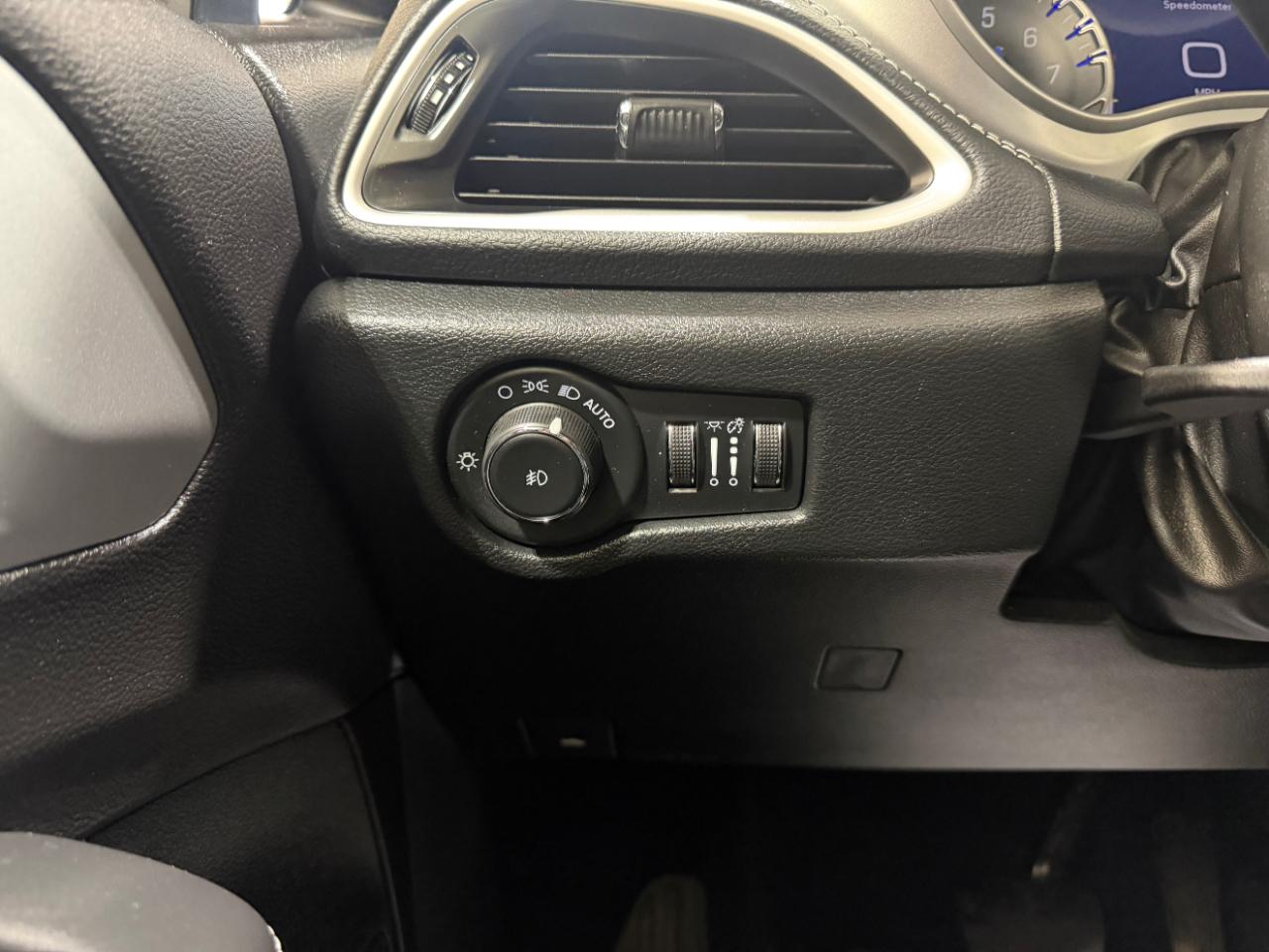 Chrysler Pacifica Touring FWD 2024