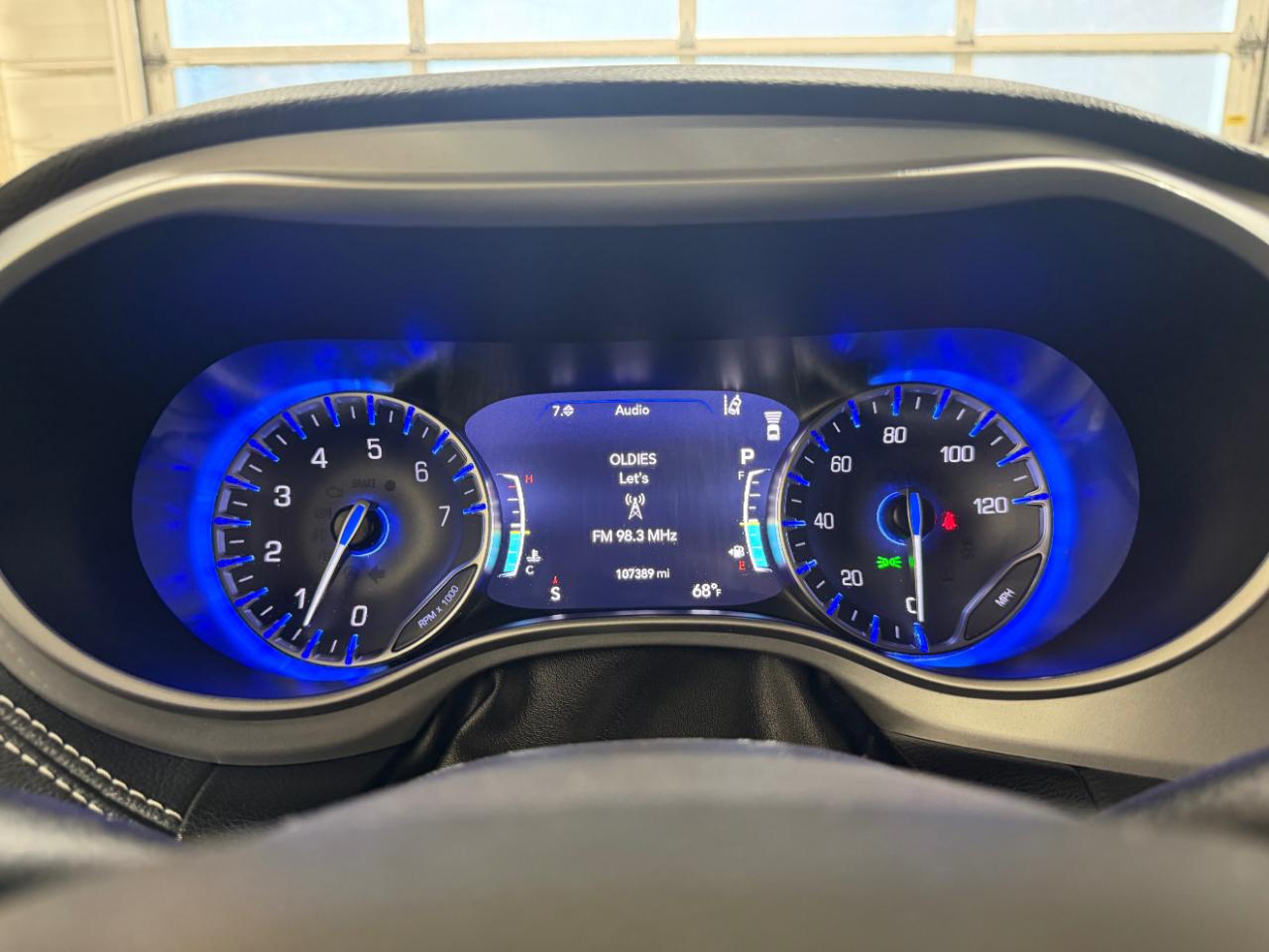 Chrysler Pacifica Touring FWD 2024