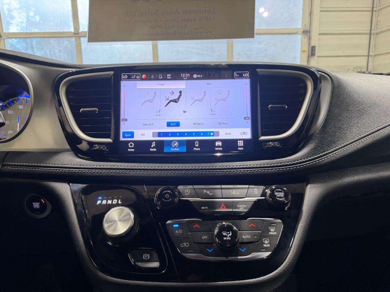 Chrysler Pacifica Touring FWD 2024