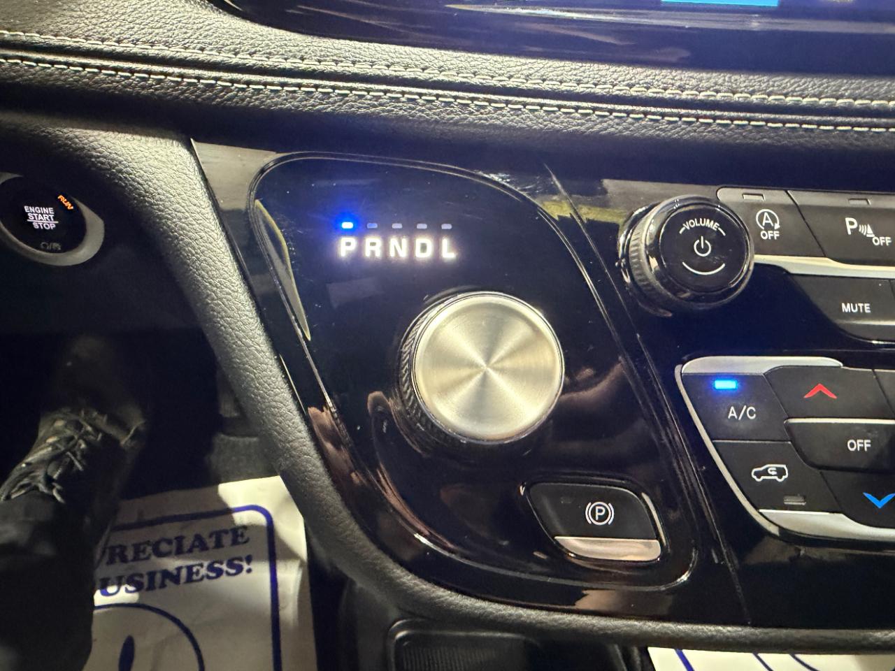 Chrysler Pacifica Touring FWD 2024