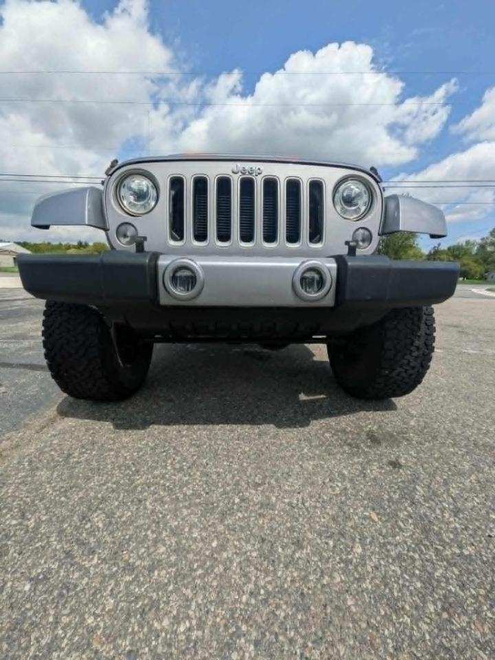 Jeep Wrangler Unlimited Sahara 4D SUV 4WD 2017