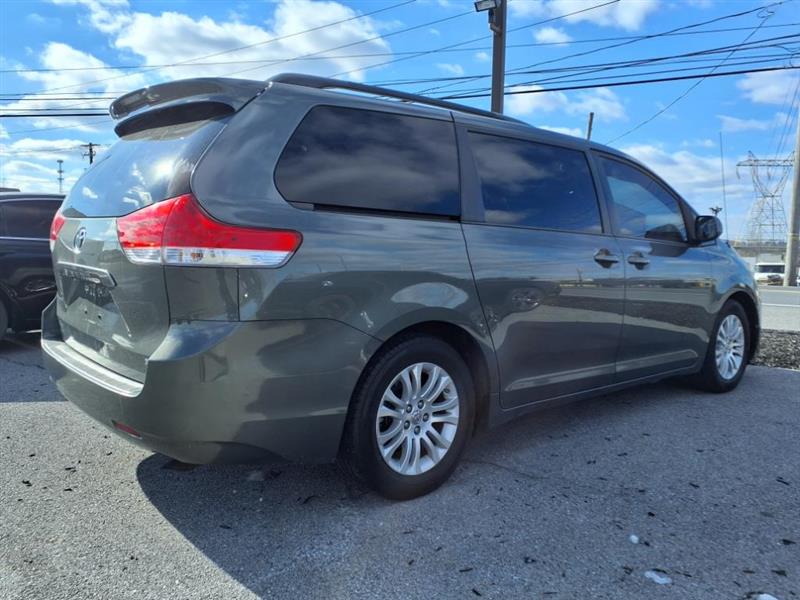 Toyota Sienna XLE FWD 8-Passenger V6 2013