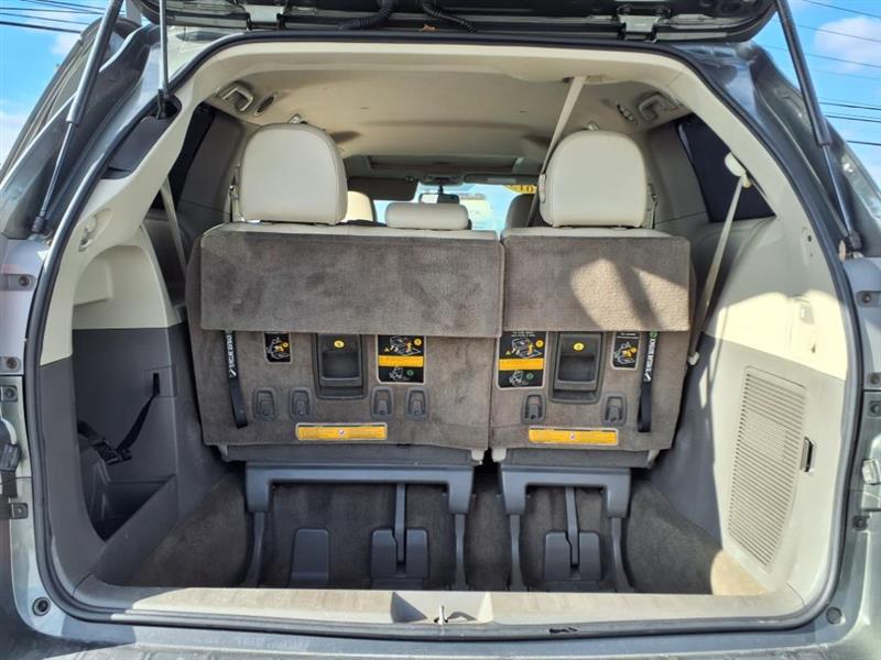 Toyota Sienna XLE FWD 8-Passenger V6 2013
