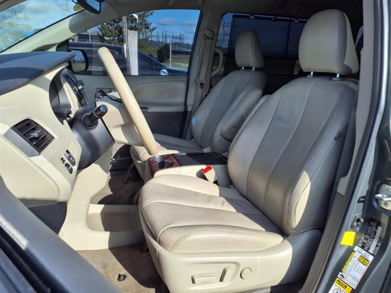 Toyota Sienna XLE FWD 8-Passenger V6 2013