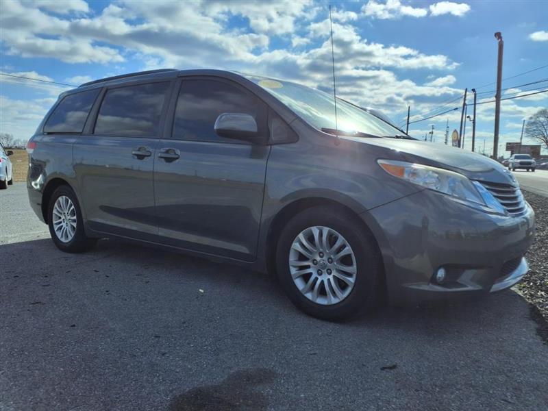 Toyota Sienna XLE FWD 8-Passenger V6 2013