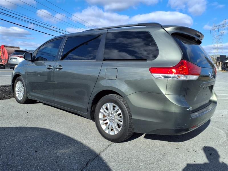 Toyota Sienna XLE FWD 8-Passenger V6 2013