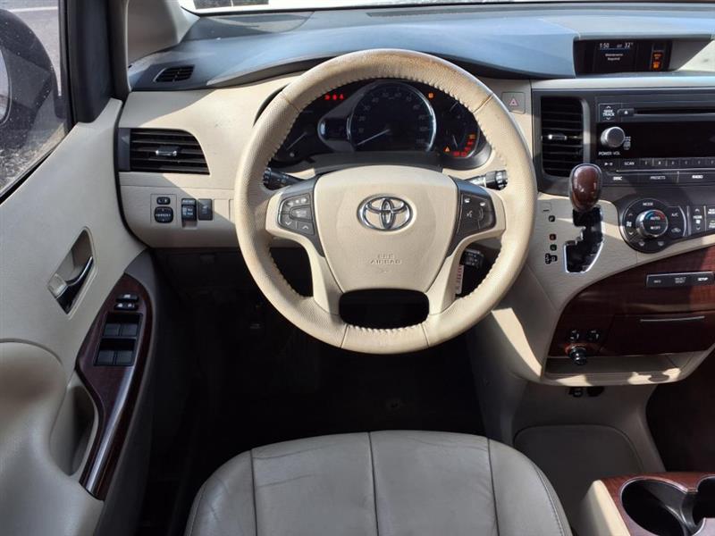 Toyota Sienna XLE FWD 8-Passenger V6 2013